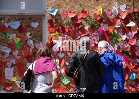 Messaggi di sostegno seguente attacco incendiario contro il negozio di paese, Rumeno foodstore a Norwich, UK Luglio 2016 Foto Stock