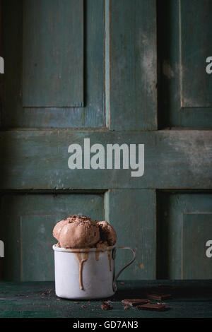 La tazza con il gelato al cioccolato Foto Stock