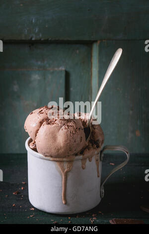 La tazza con il gelato al cioccolato Foto Stock