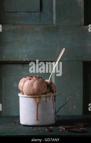 La tazza con il gelato al cioccolato Foto Stock