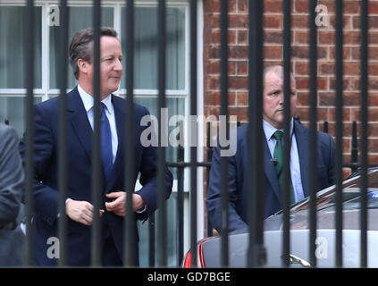 Il Primo Ministro David Cameron torna a Downing Street, Londra dopo aver preso parte al suo ultimo PMQ presso le Case del Parlamento. Foto Stock