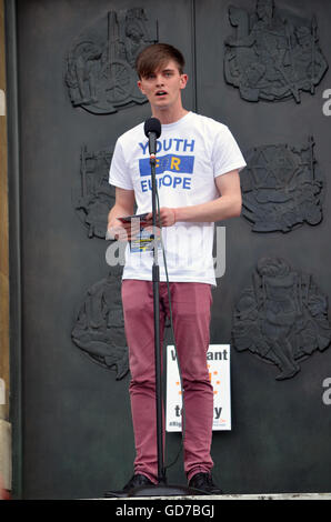 UEA studente Tom Johnston parlando a Pro Rally dell'UE tenutasi dopo il referendum Brexit votato per il Regno Unito per lasciare la UE, Norwich luglio 20 Foto Stock