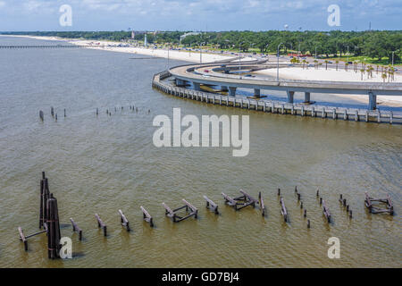 Interstate I-110 rampe e boardwalk ciclo sul Mississippi Sound nei pressi dei resti di una pesca di legno del molo di Biloxi Foto Stock