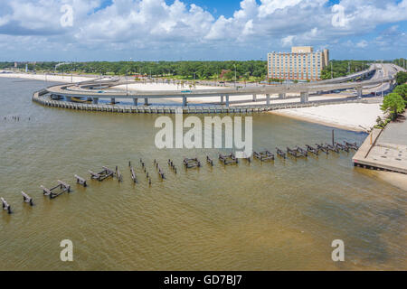 Interstate I-110 rampe e boardwalk ciclo sul Mississippi Sound nei pressi dei resti di una pesca di legno del molo di Biloxi Foto Stock