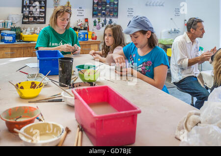 I bambini e i visitatori adulti all'OHR-O'Keefe Museum of Art getting esposta all'arte della ceramica Foto Stock