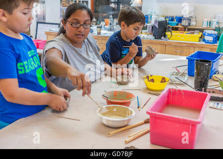 I bambini e i visitatori adulti all'OHR-O'Keefe Museum of Art getting esposta all'arte della ceramica Foto Stock