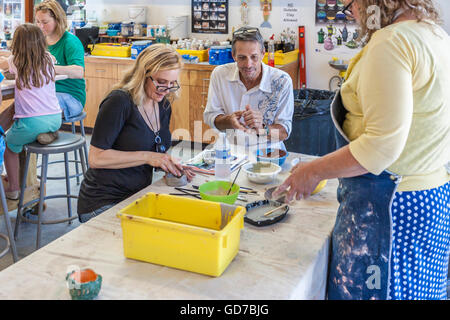 I bambini e i visitatori adulti all'OHR-O'Keefe Museum of Art getting esposta all'arte della ceramica Foto Stock