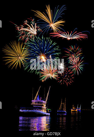 Immagine composita di Natale sfilata di barche in Biloxi Mississippi e fuochi d'artificio del 4 luglio in Gulfport, Mississippi Foto Stock