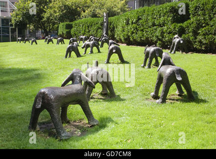 Sculture "ricordato sostentamento' da Cynthia breve sul Wellington San in Metro Hall in downtown Toronto Ontario Canada Foto Stock