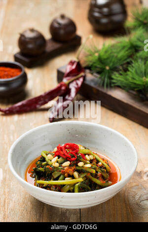 Coreano Tradizionale cibo - Kimchi (fermentati/giovani sottaceto rafano, Cucina Asiatica) Foto Stock