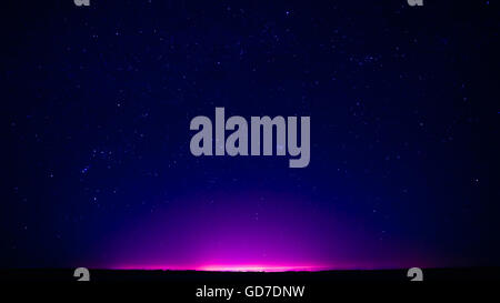 Le bellezze naturali della chiara notte cielo stellato stelle sfondo e di notte le luci della città. Sfondo. Foto Stock