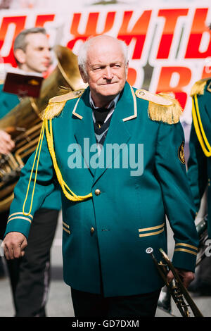 Gomel, Bielorussia - 9 Maggio 2015: l'uomo da città Brass Band Orchestra che partecipano alla sfilata dedicato alla vittoria il giorno - il Foto Stock