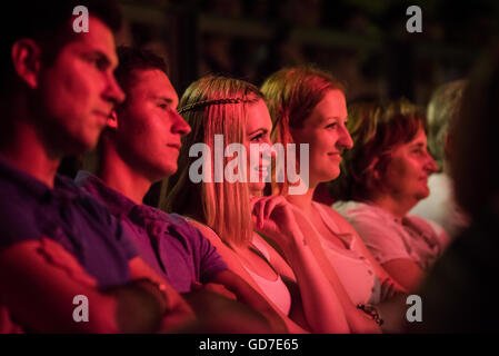 Il pubblico a ridere e godendo di stand-up comedy Festival in Quaresima, Maribor, Slovenia, 2015 Foto Stock