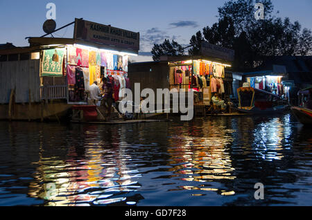 Negozi in case galleggianti su dal lago, Srinagar, Jammu e Kashmir, IndiaSrinagar, Jammu e Kashmir India Foto Stock