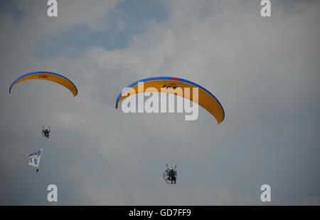 Paramotori oltre il turco associazione aria-THK Etimesgut Airport Foto Stock