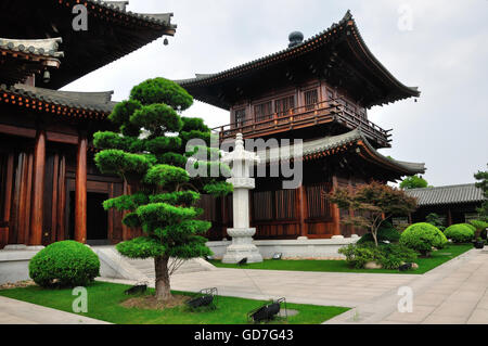 Costruzioni di legno in baoshan tempio buddista situato nel quartiere Baoshan di Shanghai in Cina. Foto Stock