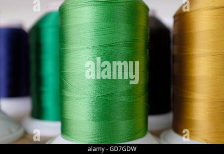 Bobine di filo usato per la fabbricazione di tessuti di seta jockey Foto Stock