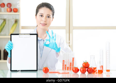 La modificazione genetica di esaminare il risultato sono ok per la salute umana in laboratorio Foto Stock