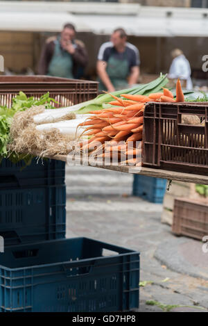 Prodotti freschi vengano venduti al mercato / Le Marche de la Place Dalton il sabato pomeriggio. Boulogne-sur-Mer, Francia. Foto Stock