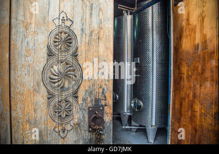 Acciaio inossidabile tini di vino in una cantina in Georgia Foto Stock