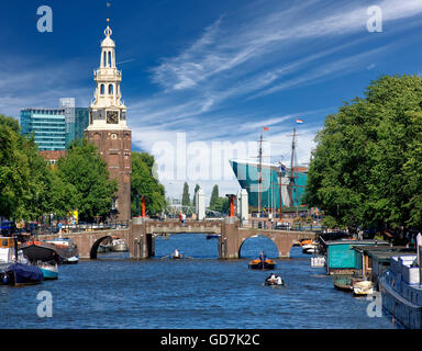 E Montelbaanstoren Oudeschans canal in Amsterdam Foto Stock