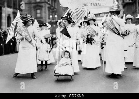 Suffragettes marciando in New York con un bambino piccolo. Foto da American Press Association, Maggio 1912 Foto Stock