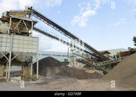 Cava di pietra con silos e nastri trasportatori. Attrezzature industriali. Industria mineraria Foto Stock