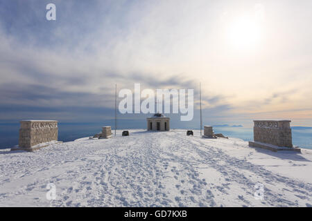 Panorama invernale da Alpi italiane. Prima guerra mondiale memorial building. Neve Foto Stock