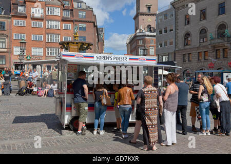 Søren's Pølser, una tipica e classica danese pølsevogn, hot dog stand, in piazza Gammeltorv su Strøget, Copenhagen, Danimarca Foto Stock