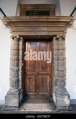 Porta di un vecchio edificio abbandonato Foto Stock