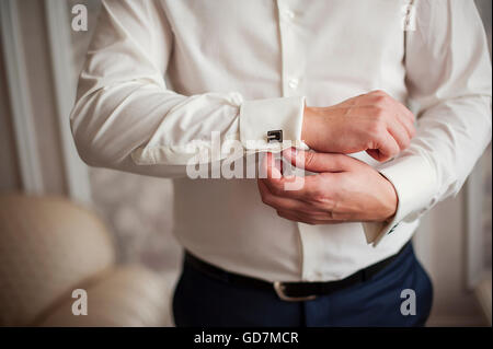 Uomo di stile. medicazione suit, maglietta e polsini Foto Stock