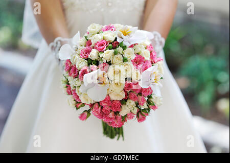 Bouquet di nozze in sposa le mani. studio shot Foto Stock