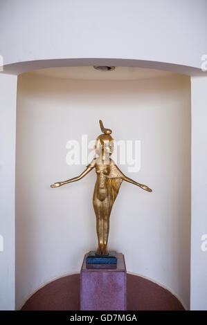 Statua egizia della donna oro Foto Stock