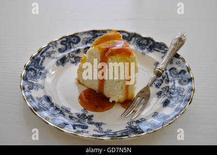 In prossimità di una fetta di torta di angelo su una piastra, dessert fatti in casa. Il cibo Foto Stock