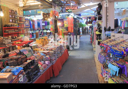 Negozio di persone al mercato del weekend a Bangkok in Tailandia. Foto Stock