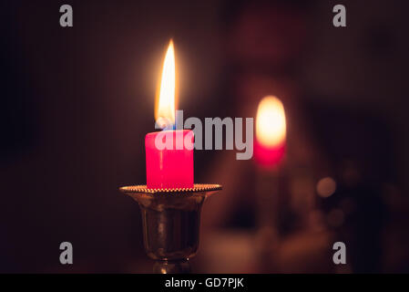 Due candele accese sullo sfondo Foto Stock