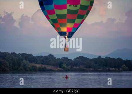 Una canoa e un palloncino si incontrano a Canberra Balloon spettacolare 2016 Foto Stock