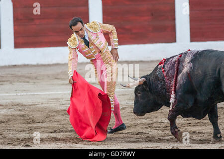 Torero Manuel Gesù El Cid la corrida con la stampella nella corrida di Linares, Spagna Foto Stock