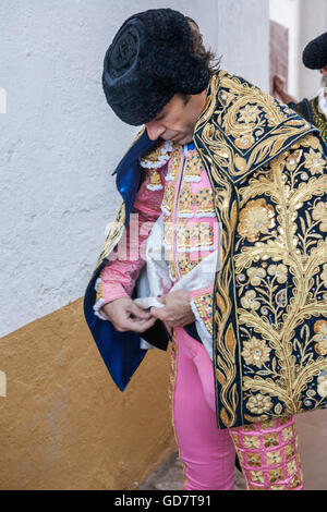 Torero spagnolo Jose Tomas mette se stesso il capo a piedi nel vicolo prima di uscire per la corrida, Spagna Foto Stock