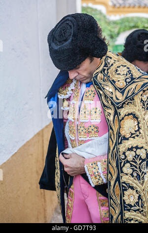 Torero spagnolo Jose Tomas mette se stesso il capo a piedi nel vicolo prima di uscire per la corrida, Spagna Foto Stock