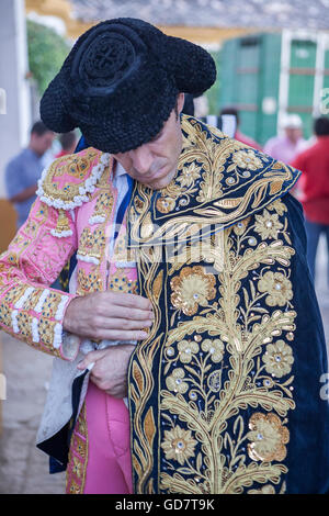 Torero spagnolo Jose Tomas mette se stesso il capo a piedi nel vicolo prima di uscire per la corrida, Spagna Foto Stock