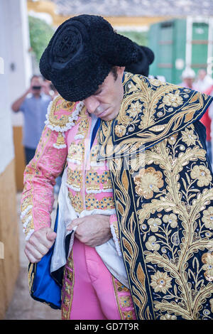 Torero spagnolo Jose Tomas mette se stesso il capo a piedi nel vicolo prima di uscire per la corrida, Spagna Foto Stock