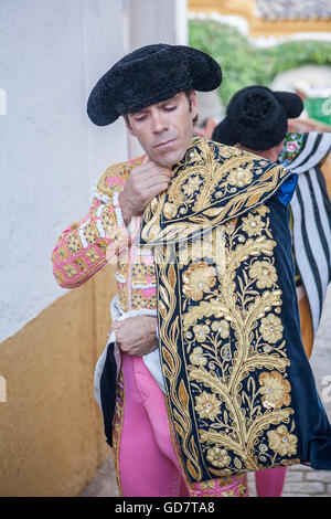 Torero spagnolo Jose Tomas mette se stesso il capo a piedi nel vicolo prima di uscire per la corrida, Spagna Foto Stock