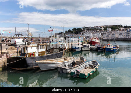 Brixham devon, regno unito, torbay, brixham, litoranea, costa, città, riva, bianco, mare, ancora, viaggio, corde, attrazione, sud, quay, brixham staycation Foto Stock