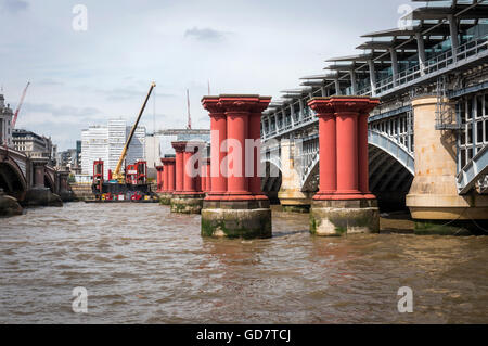 In disuso plinti vittoriano tra il Blackfriars road e ponti ferroviari sul fiume Thames, London, Regno Unito Foto Stock