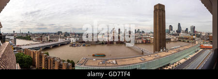 Vista panoramica della Tate Modern, la città di Londra e il fiume Tamigi dal decimo piano della nuova Tate Modern estensione. Foto Stock