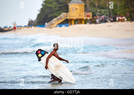 Aree di guarnigione bridgetown spiaggia pulita abbastanza Mar dei Caraibi costa sud-ovest vista resort costa Barbados isola indipendente Foto Stock