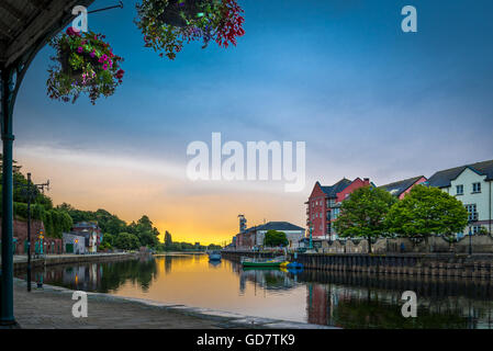 Una vista lungo l'acqua all'alba della banchina Exeter Devon Foto Stock