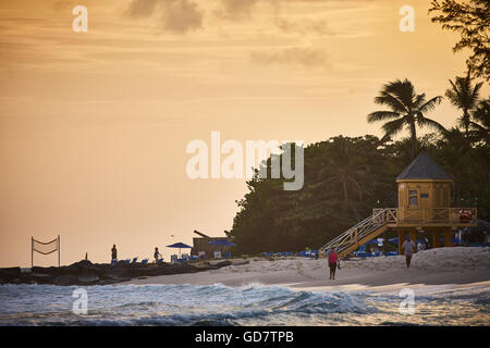 Aree di guarnigione bridgetown beach Golden sands pulire piuttosto Mar dei Caraibi costa sud-ovest vista resort costa Barbados indepen Foto Stock