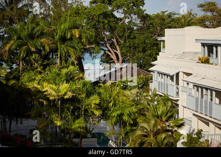 Aree di guarnigione bridgetown spiaggia pulita abbastanza Mar dei Caraibi costa sud-ovest vista resort costa Barbados isola indipendente Foto Stock